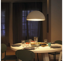 Eettafel met servies en hanglamp voor een gezellige sfeer