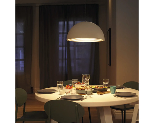 Eettafel met servies en hanglamp voor een gezellige sfeer