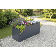 Afbeeldingen van een beplante grijze opbergbox voor buiten in een tuin.