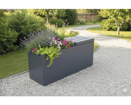 Afbeeldingen van een beplante grijze opbergbox voor buiten in een tuin.