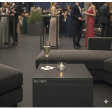 Scene met Geiger tafel, champagneglas en kaars tijdens een evenement