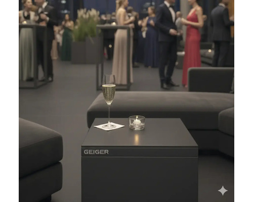 Scene met Geiger tafel, champagneglas en kaars tijdens een evenement