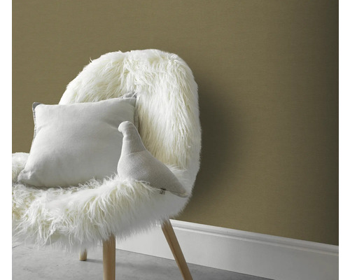 Decoratieve stoel met kussen en stoffen vogel op schapenvacht