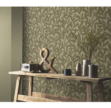 Kamerweergave met behang met bladmotief, houten tafel en decoratieve objecten