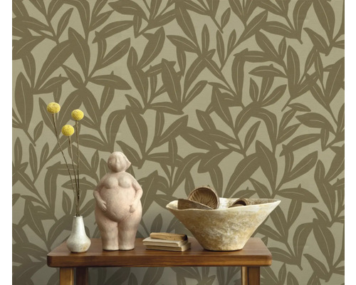 Kamer met behang met bladmotief en tafel met decoratie