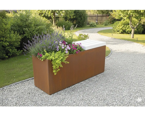 Tuin met plantenbak en zitgelegenheid