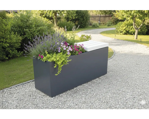 Tuinbank met plantenbak en bloemen in een tuin met een grindpad.