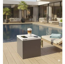 Scene met een vierkante tafel, een glas latte macchiato, een smartphone en sleutels naast een zwembad