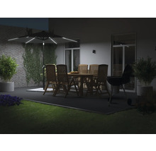 Verlichte parasol boven een houten zitgroep en een barbecue op een terras