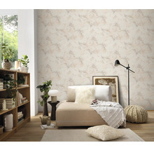 Woonkamer met beige patroonbehang, bank, boekenkast en kamerplanten