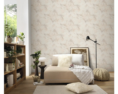 Woonkamer met beige patroonbehang, bank, boekenkast en kamerplanten