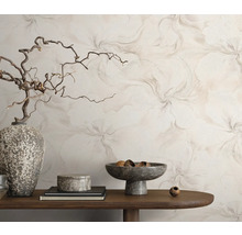 Scene met behang met patroon, tafel met decoraties zoals vaas, schaal en doos