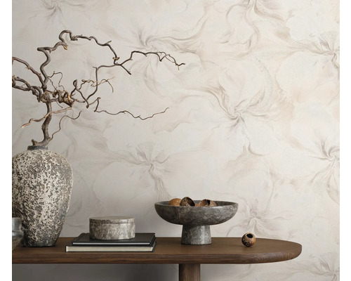 Scene met behang met patroon, tafel met decoraties zoals vaas, schaal en doos