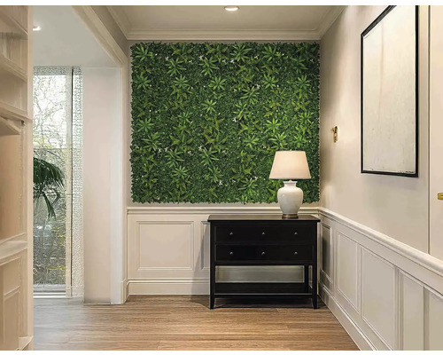 Hal met plantenwand, commode en lamp