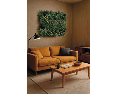 Woonkamer met bank, salontafel, vloerlamp en wandbegroening