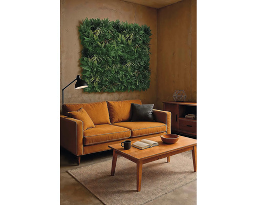 Woonkamer met oranje bank, houten tafel en verticale tuin aan de muur