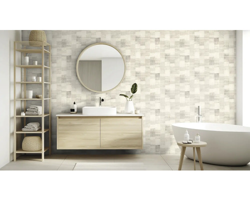 Badkamer met wastafel, spiegel, rek en bad voor een wand met vierkant patroon.