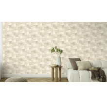 Lichte woonkamer met patroonbehang, bank en bijzettafel