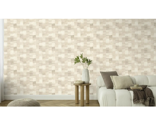 Lichte woonkamer met patroonbehang, bank en bijzettafel