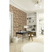 Lichte werkkamer met bureau, stoel, boekenkast en patroonbehang voor een moderne kamerinrichting.