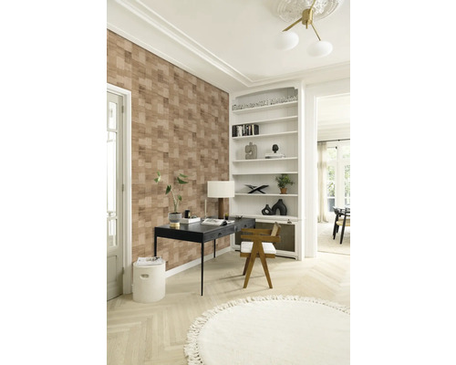 Lichte werkkamer met bureau, stoel, boekenkast en patroonbehang voor een moderne kamerinrichting.