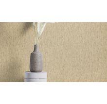 Beige vliesbehang met lineair patroon en vaas als decoratie