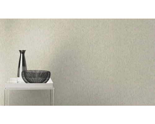 Close-up van een gestructureerd behang met een vaas en een schaal op een bijzettafel