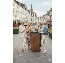 Vier vrouwen staan buiten aan een statafel en houden drankjes vast.