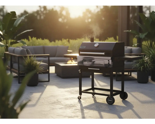 Tuinscene met houtskoolgrill, zithoek en vuurplaats voor een gezellige buitenambiance.