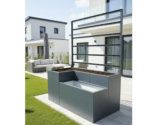 Verhoogde tuinbak met klimhulp in de tuin.