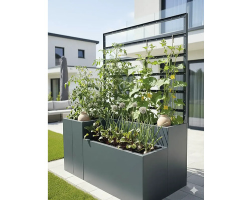 Verhoogde tuinbak met planten en klimhulp in de tuin