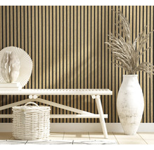 Interieur met houten lambrisering, bank en decoratieve elementen