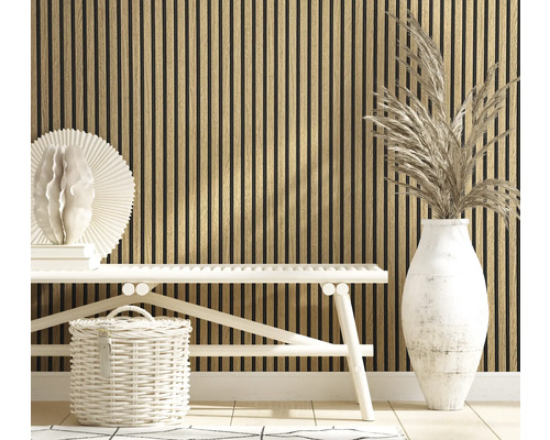 Interieur met houten lambrisering, bank en decoratieve elementen