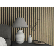 Interieurfoto van een kamer met akoestische panelen aan de muur, een bedlamp en een vaas met planten