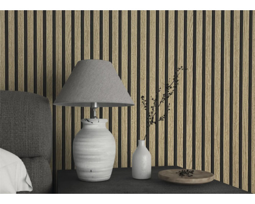 Interieurfoto van een kamer met akoestische panelen aan de muur, een bedlamp en een vaas met planten