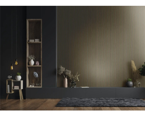 Woonkamer met houten lambrisering, plank en decoraties voor een gezellige sfeer