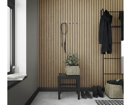 Hal met houten lambrisering, kapstok, kruk, plant en decoratie