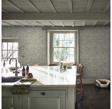 Lichte keuken met bloemenbehang, keukeneiland en ramen