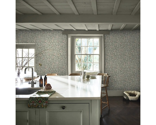 Lichte keuken met bloemenbehang, keukeneiland en ramen