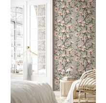 Een slaapkamer met een wandbekleding met een patroon van magnolia bloemen.