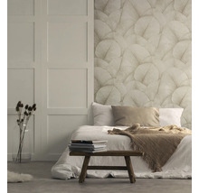 Slaapkamer met bed, bank en bladbehang