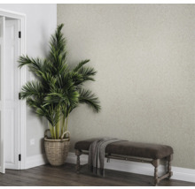 Interieur met behang met motief, bank, kamerplant en deur