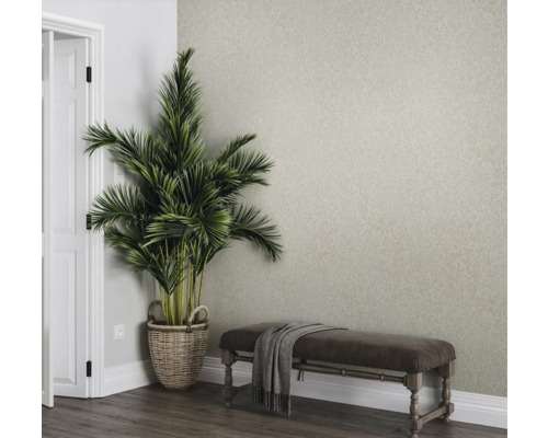 Interieur met behang met motief, bank, kamerplant en deur