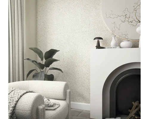 Woonkamer met bloemenbehang, fauteuil en open haard