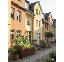 Rijhuizen met beplante plantenbakken en buitenzitplaatsen