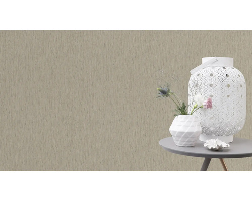 Decoratief behang met ornamenten en objecten op tafel