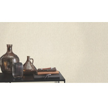 Decoratief behang in interieur met vazen en notitieboekjes op een tafel