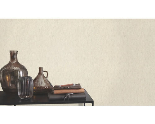 Decoratief behang in interieur met vazen en notitieboekjes op een tafel