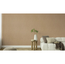 Woonkamer met glasvezelbehang, bank en bijzettafel