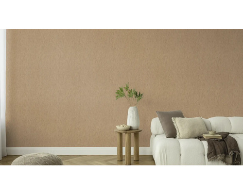 Woonkamer met glasvezelbehang, bank en bijzettafel